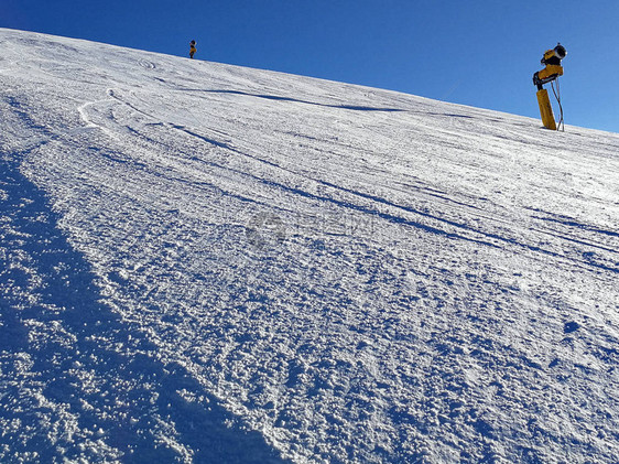 瑞士达沃斯的滑雪场和造雪机图片