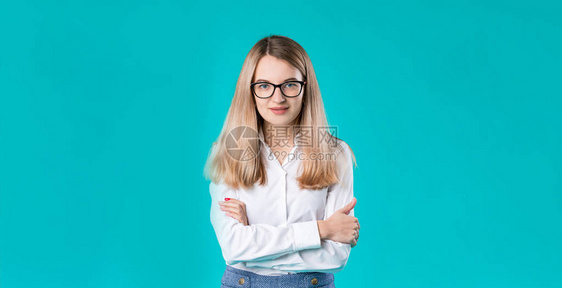 广告空白肖像年轻白种女工教师练导师在白衬衫办公室风格的商业女士领袖广告眼镜视力蓝色孤图片