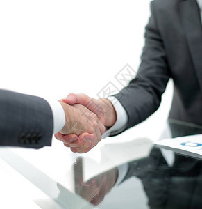 特写商务人士在办公桌前握手图片