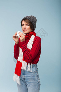 身穿红色毛衣围巾和针织帽的年轻不健康女图片