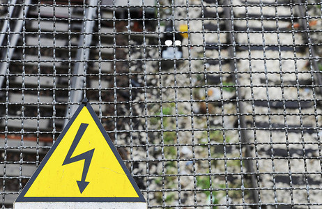高压铁轨以上高电压接触线的黄色警告标志图片