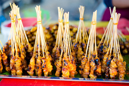 新鲜准备的马来西亚鸡肉串沙爹在兰卡威岛上的当地市场采用新鲜食材烹制的背景图片