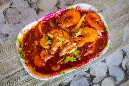 兰卡维岛当地餐厅里配有酱汁的马来西人新准备的桑巴尔乌当虾图片