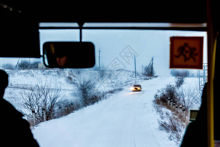 公共汽车沿雪地路行驶图片