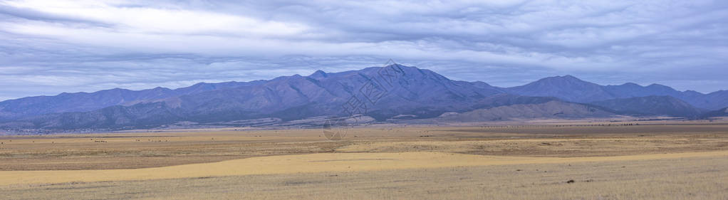 犹他鹰山紫色山脉全景图片
