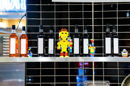 黄色机器人玩具站在底部和图片