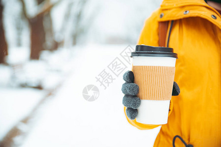 冬天白妇女在外面喝咖啡图片