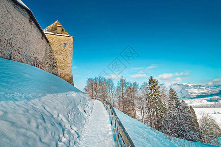 冬季瑞士格鲁耶雷斯镇村阿尔卑斯山和格图片