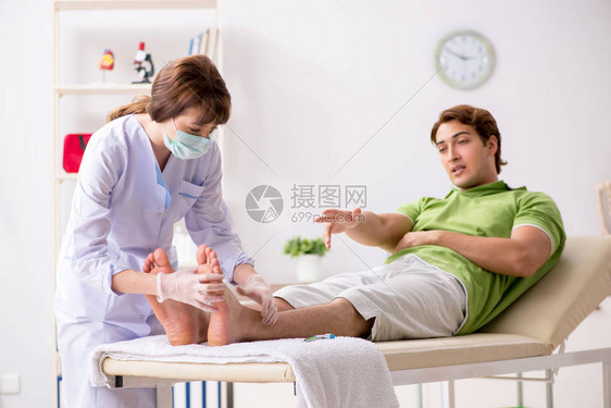 足病医生在手术过程中治疗足部图片