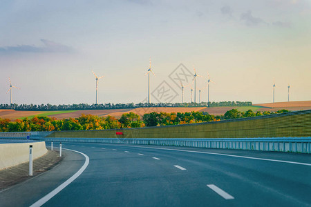 斯洛文尼亚的风景与道路风力磨坊的背图片