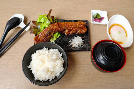 日本的酱油煮猪肉图片