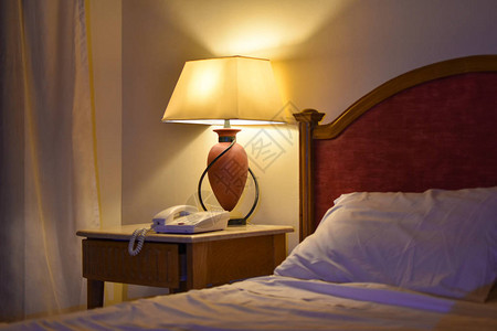 酒店房间的台灯和电话图片