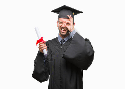 年轻英俊的毕业男子在与世隔绝的背景下持有学位图片