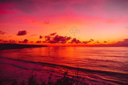 巴厘岛的海浪和明亮的日落或日出日落色彩的海洋图片