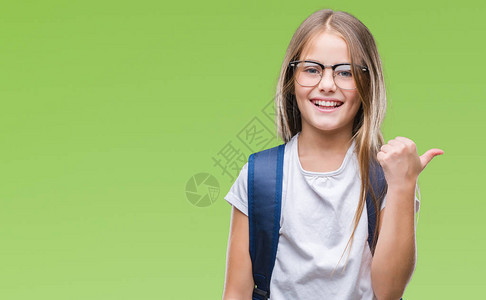 年轻漂亮聪明的女学生背着包图片
