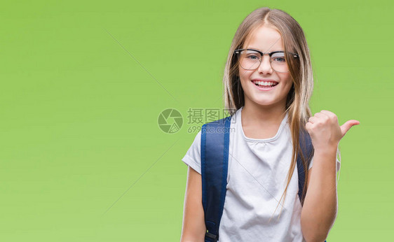 年轻漂亮聪明的女学生背着包图片