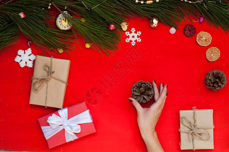 女士的手圣诞节新年树装饰寒假图片