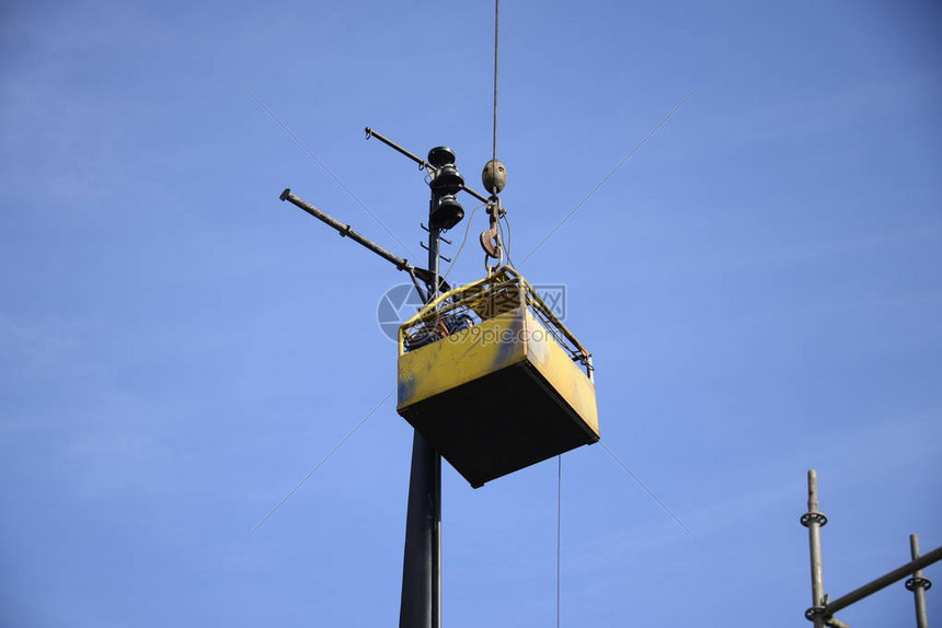 工业船舶升降机对蓝色天空的高清图片下载正版图片505682169摄图网