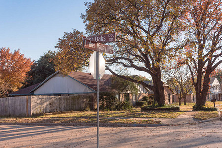 美国得克萨斯州花冢秋季美丽舒适的住宅区安静的人行道图片