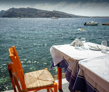 希腊圣托里尼岛上的户外餐厅图片