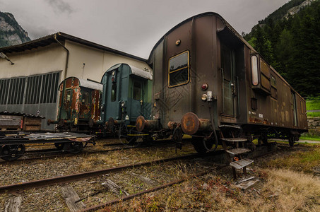 旧火车在地形上设置图片