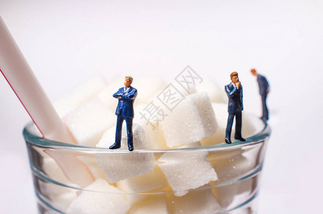 带有条纹苏打汽水草和商人糖尿病概念比喻的玻璃糖图片