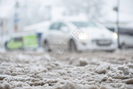 路边的雪花冻土暖化柔软的背景和图片