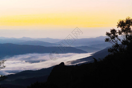 夕阳与薄雾远眺群山图片