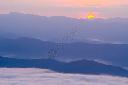 夕阳与薄雾远眺群山图片