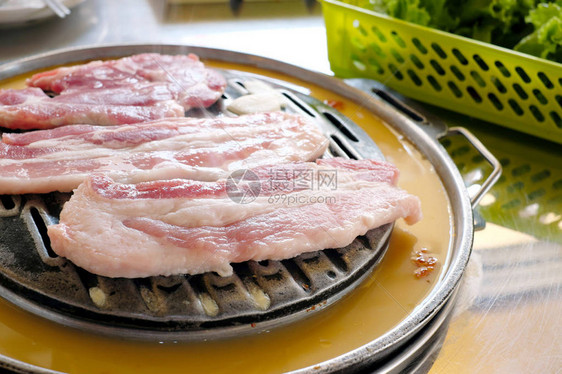 韩式热锅上的生肉图片