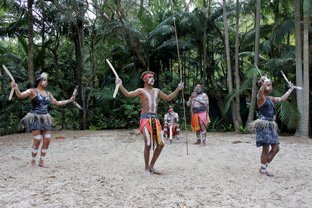 澳大利亚土著居民向Didgeridoo音乐器跳图片