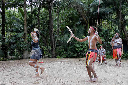 澳大利亚土著居民向Didgeridoo音乐器跳图片
