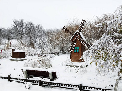 雪地里的冬季公园图片