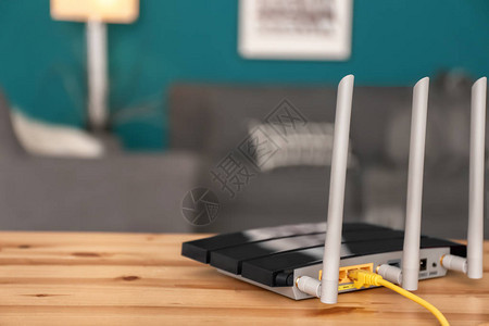会议室木制桌上的现代Wi图片
