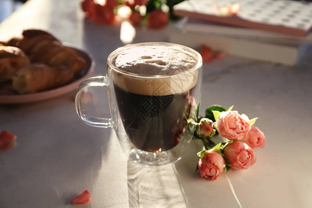一杯美味的香咖啡和光桌上美图片