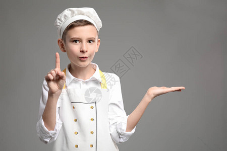 可爱的小厨师和高起的食指握着灰图片
