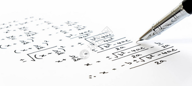 数学课上考试练习测验或测试的数学二次方程公式的笔迹解决指数图片
