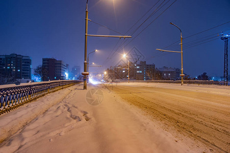 夜间在大雪降下时图片