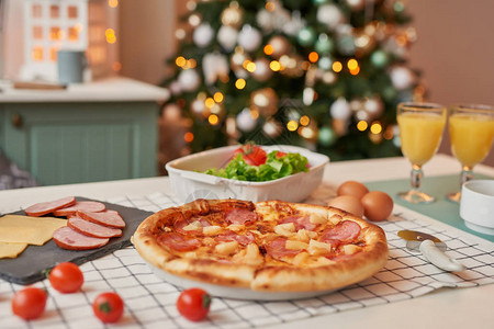 圣诞餐桌上的芝士披萨图片