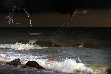 暴风雨在海面上大浪和大灯光在图片