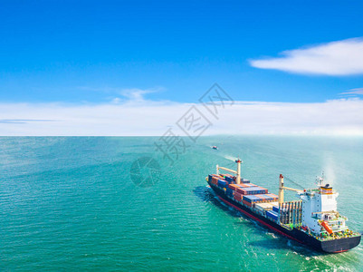 在海中运行的货船鸟瞰图被运往港口的集装箱国际船舶进出口及海运背景图片