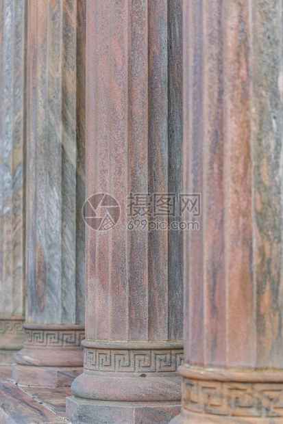 建筑物外的一排高耸的柱子近距离观察一排建筑物的高耸柱子柱子表面有浅槽图片
