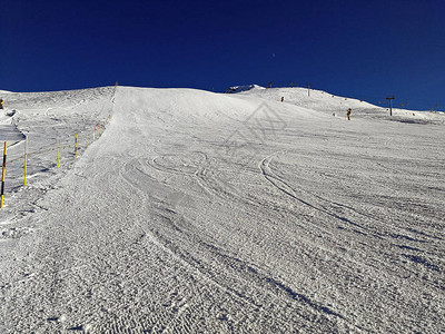 瑞士达沃斯的滑雪场和造雪机图片