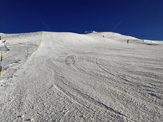 瑞士达沃斯的滑雪场和造雪机图片