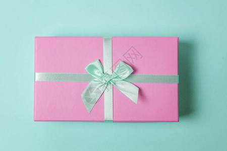 小礼物盒包着粉红纸图片