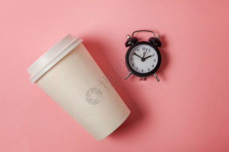 粉红色糊面彩色潮流背景的平板纸设计纸咖啡杯和闹钟请喝茶早餐饮料早安醒来时醒悟概念顶级图片