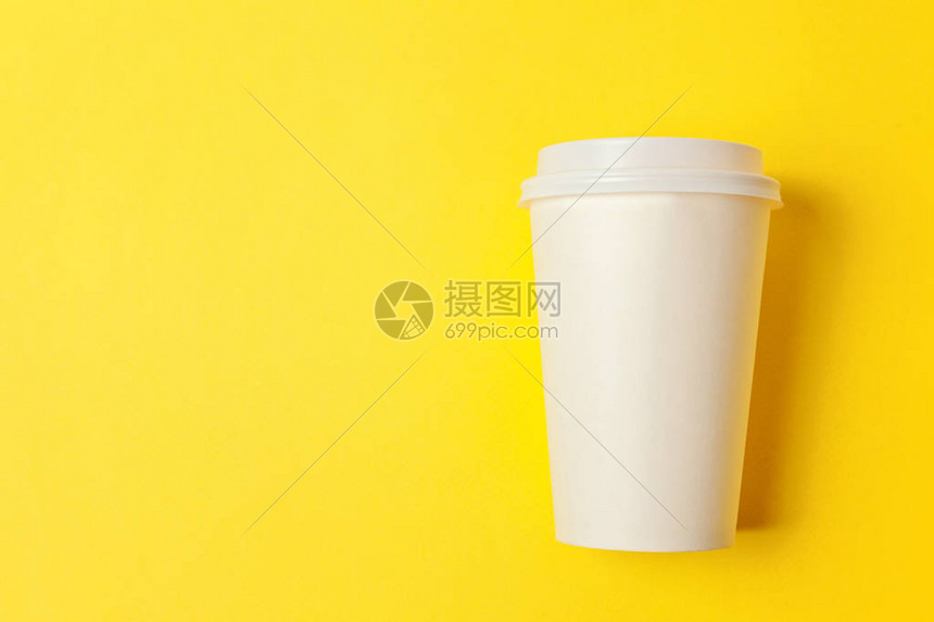 黄色彩时尚背景上的简单平躺设计纸咖啡杯外卖饮料容器早上好醒概念饮料样机模板顶图片