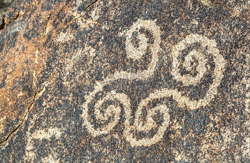由亚利桑那州菲尼克斯的古代Hohokam印度人雕刻在岩石图片