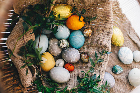 时尚的复活节彩蛋在质朴的篮子里图片
