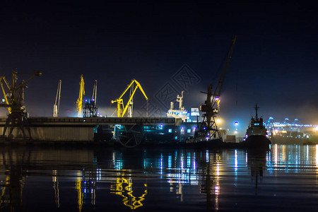 当晚海港货船站在码头图片